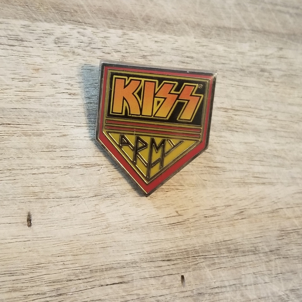 KISS Pin